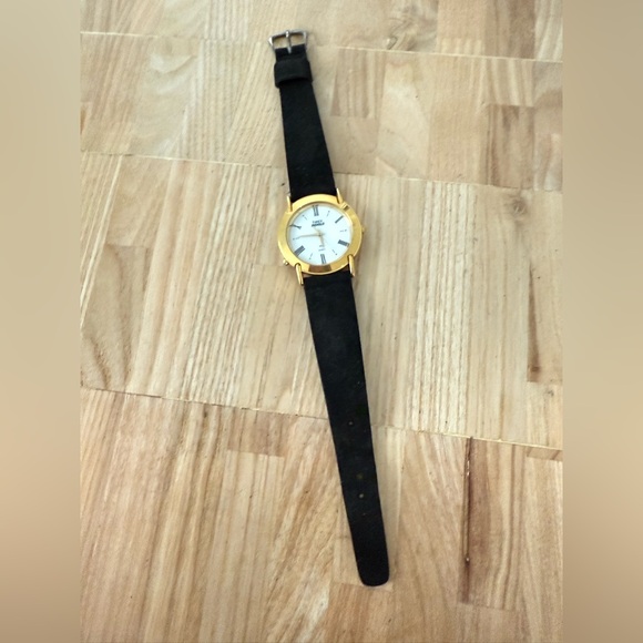 Vintage Timex ladies gold tone black strap NEW BATTERY main image 6